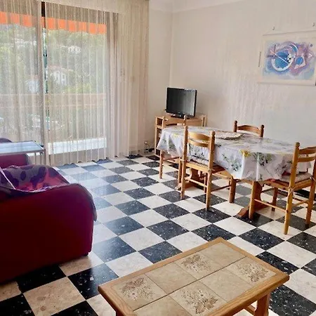 F2 Avec Garage, Terrasse Et Véranda, à 500m Du Centre Et 600m Des Cures à Amélie-les-bains - Fr-1-703-131 *
